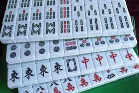 打麻将情绪挂脸上（打麻将激动）